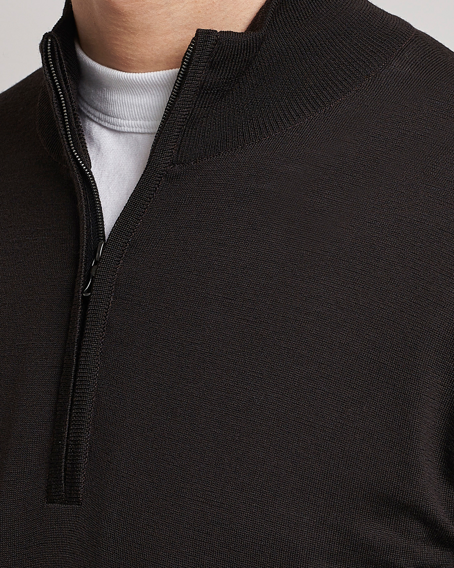 Herr | Tröjor | John Smedley | Barrow Extra Fine Merino Half Zip Dark Cocoa
