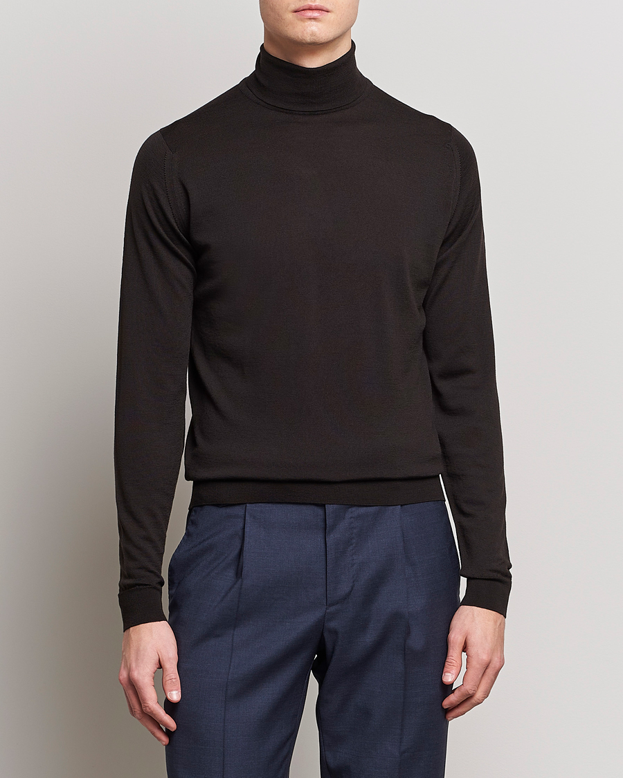 Herr | Realisation | John Smedley | Cherwell Extra Fine Merino Rollneck Dark Cocoa