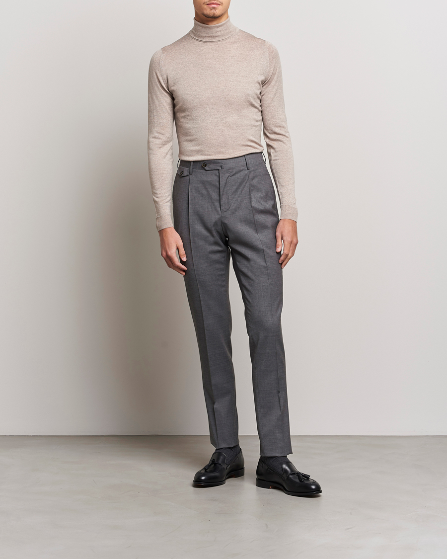 John Smedley Cherwell Extra Fine Merino Rollneck Soft Fawn | Herr - Care of