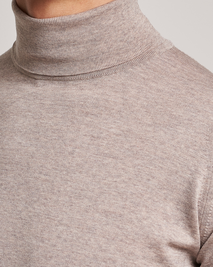 Herr | Tröjor | John Smedley | Cherwell Extra Fine Merino Rollneck Soft Fawn