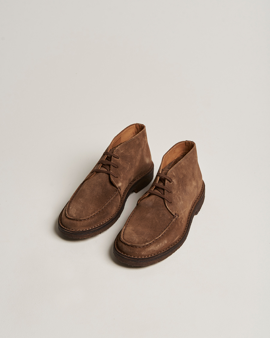 Herr | Best of British | Drake's | Crosby Moc-Toe Suede Chukka Boots Tobacco