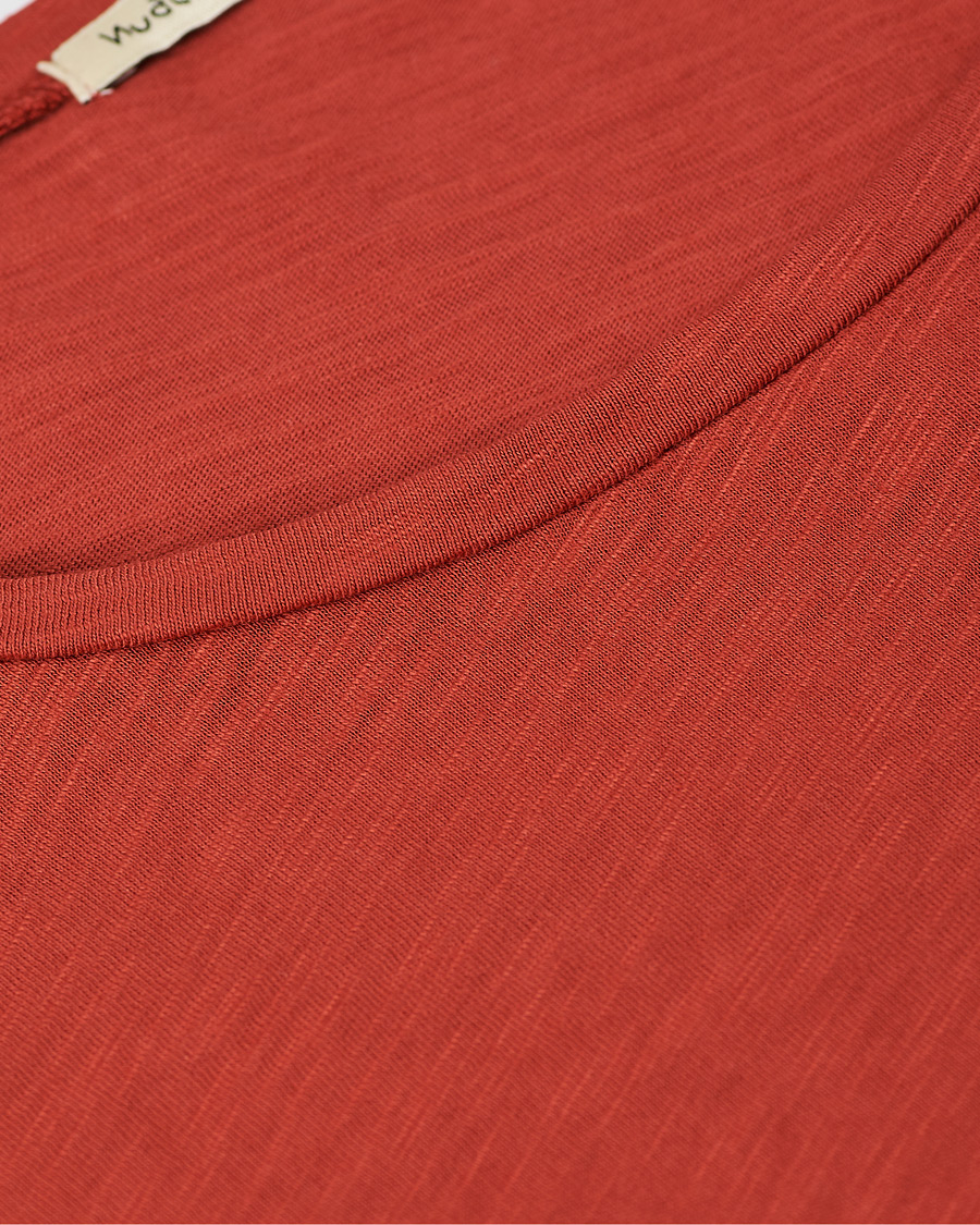 Herr | T-Shirts | Nudie Jeans | Roger Slub Crew Neck Tee Poppy Red