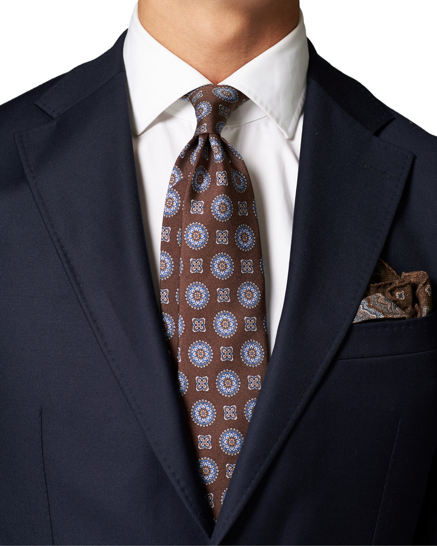 Herr | Amanda Christensen Silk Oxford 8 cm Printed Medallion Tie Brown | Amanda Christensen | Silk Oxford 8 cm Printed Medallion Tie Brown