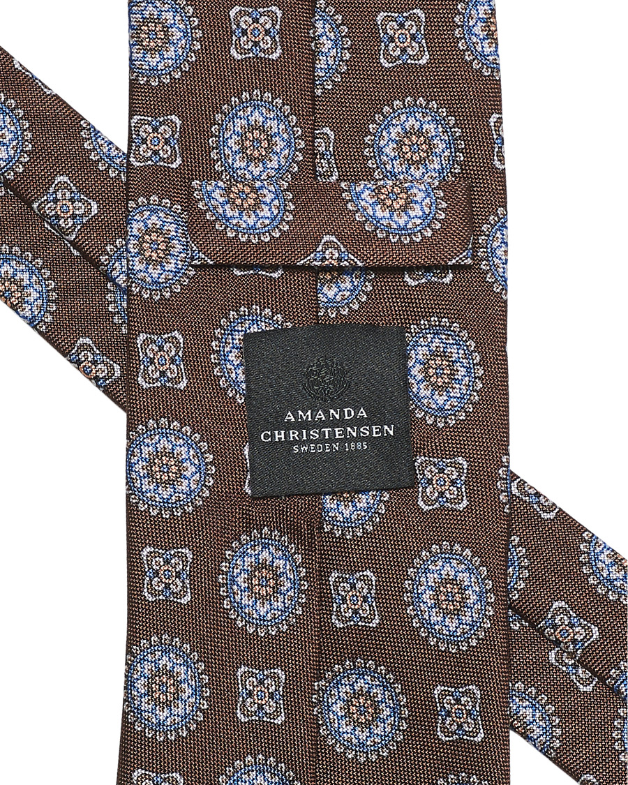 Herr | Amanda Christensen Silk Oxford 8 cm Printed Medallion Tie Brown | Amanda Christensen | Silk Oxford 8 cm Printed Medallion Tie Brown