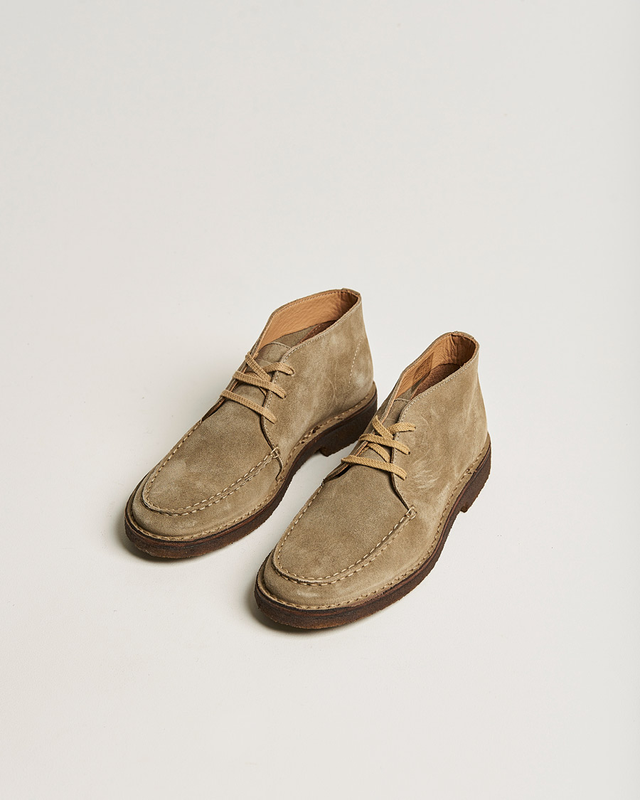 Herr | Preppy Authentic | Drake's | Crosby Moc-Toe Suede Chukka Boots Sand