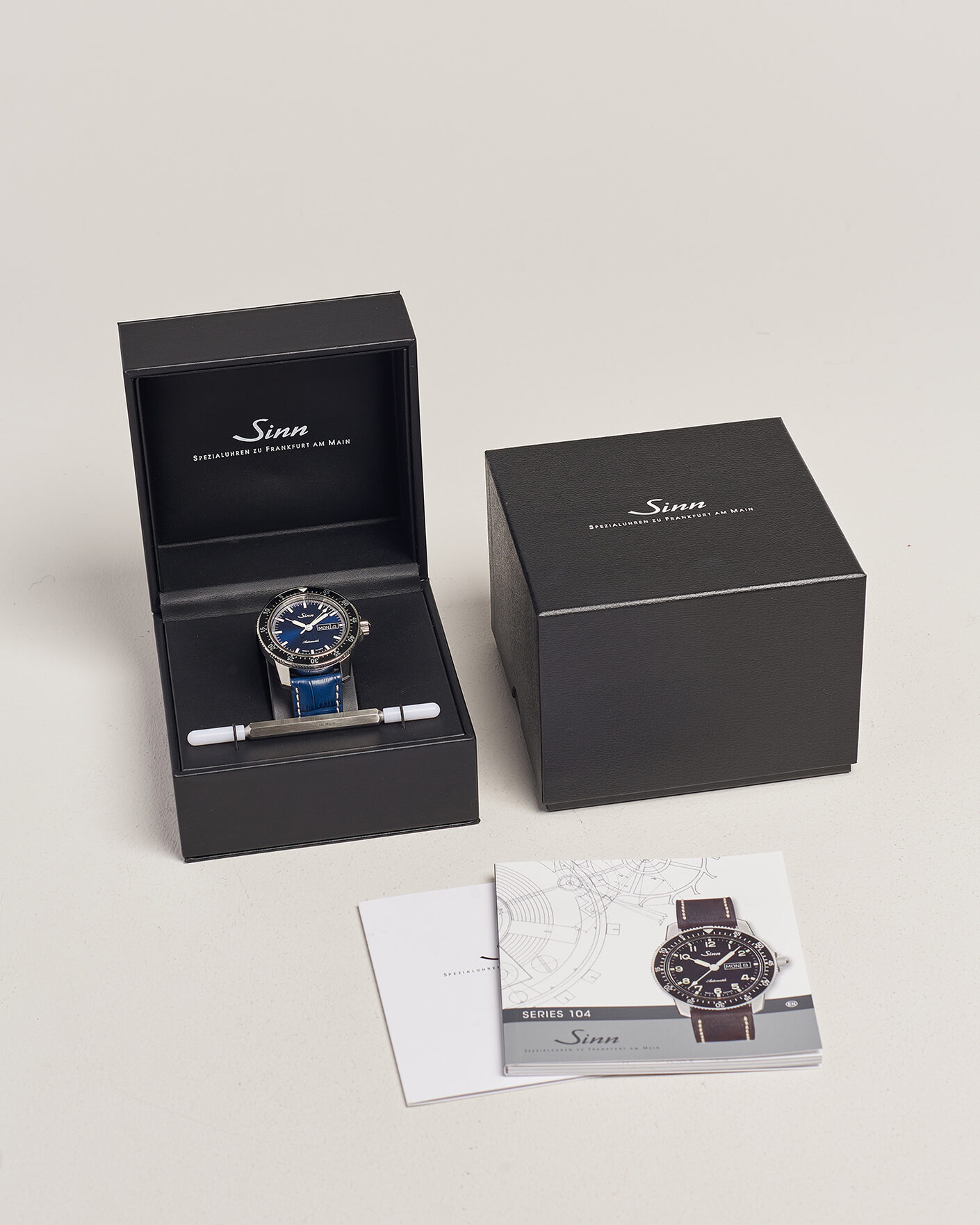 Herr | Sinn 104 I B Pilot Watch 41mm Leather Strap Dark Blue | Sinn | 104 I B Pilot Watch 41mm Leather Strap Dark Blue