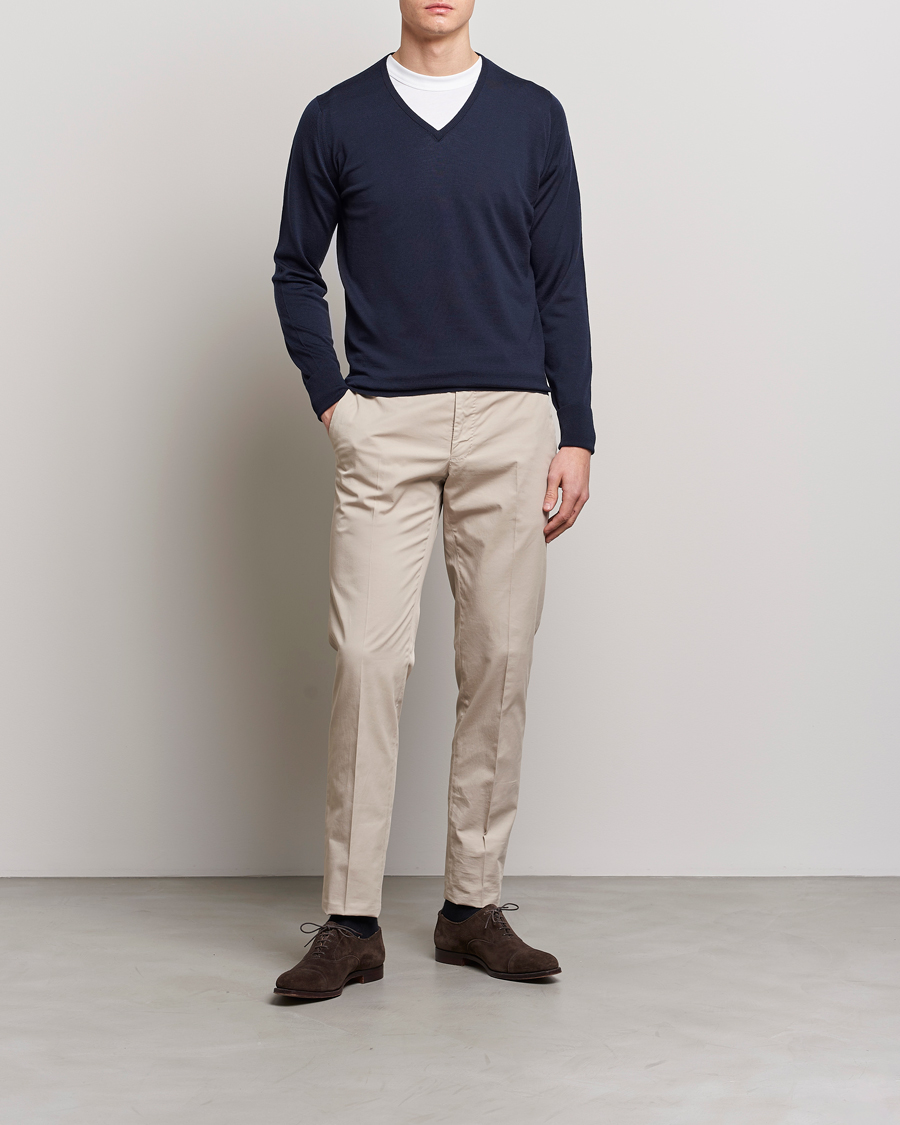 Herr | Tröjor | John Smedley | Bobby Extra Fine Merino V-Neck Pullover Midnight