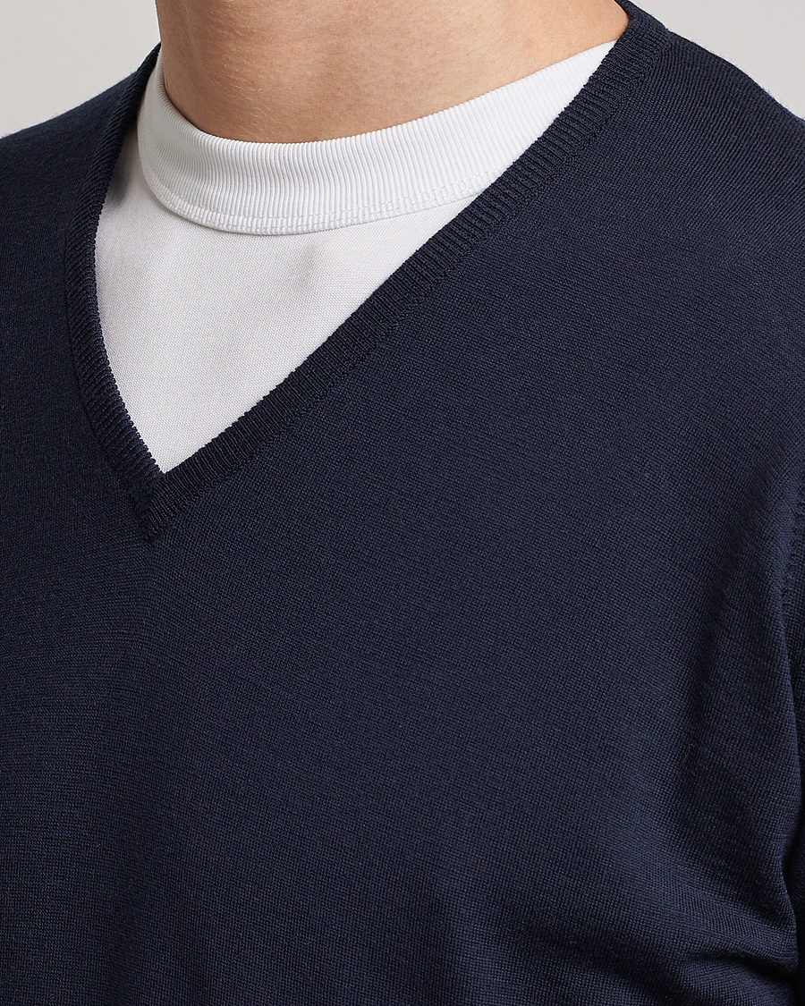 Herr | Tröjor | John Smedley | Bobby Extra Fine Merino V-Neck Pullover Midnight