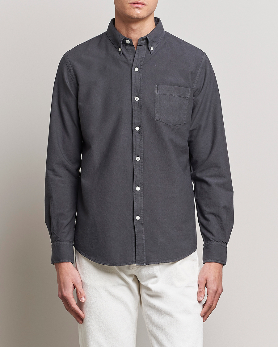 Herr | Wardrobe basics | Colorful Standard | Classic Organic Oxford Button Down Shirt Lava Grey