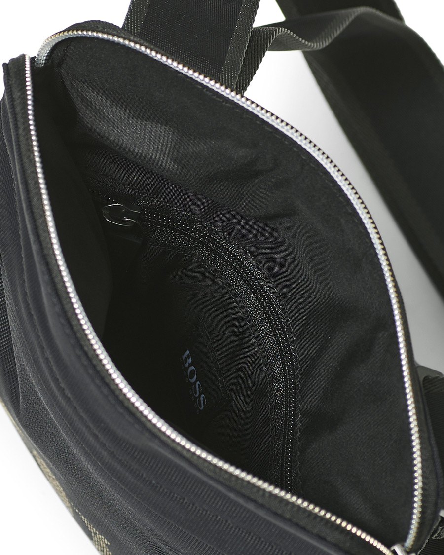 Herr | BOSS Athleisure Magnified Shoulder Bum Bag Black | BOSS GREEN | BOSS Athleisure Magnified Shoulder Bum Bag Black