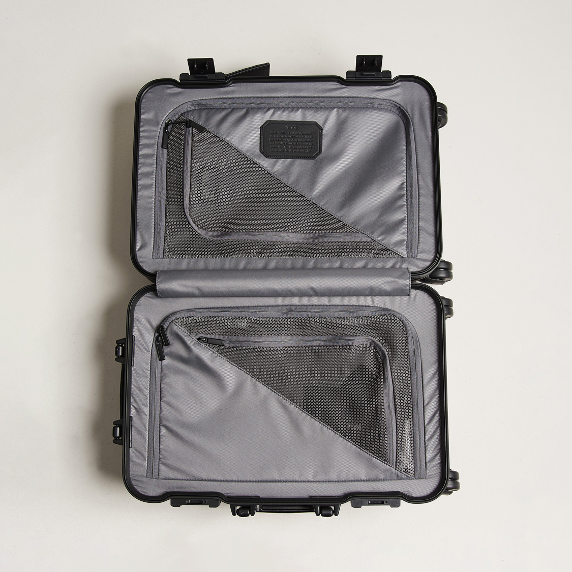Herr | Väskor | TUMI | International Carry-on Aluminum Trolley Matte Black