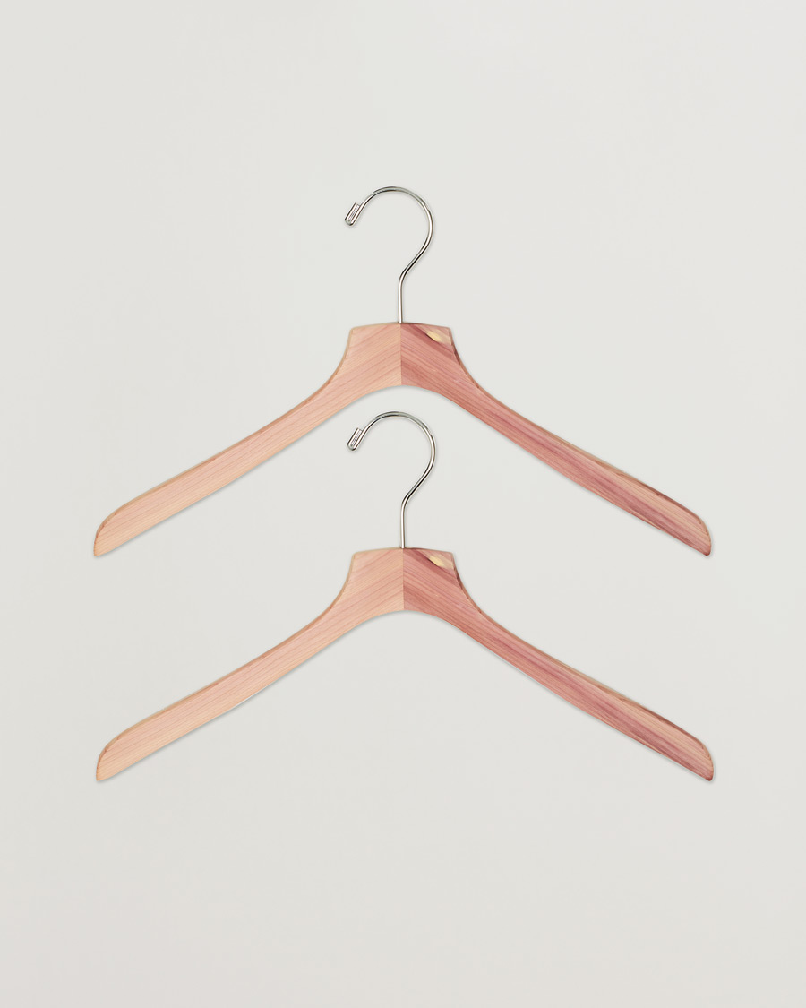 Herr | Care with Carl 2-Pack Cedar Wood Shirt Hanger | Care with Carl | 2-Pack Cedar Wood Shirt Hanger