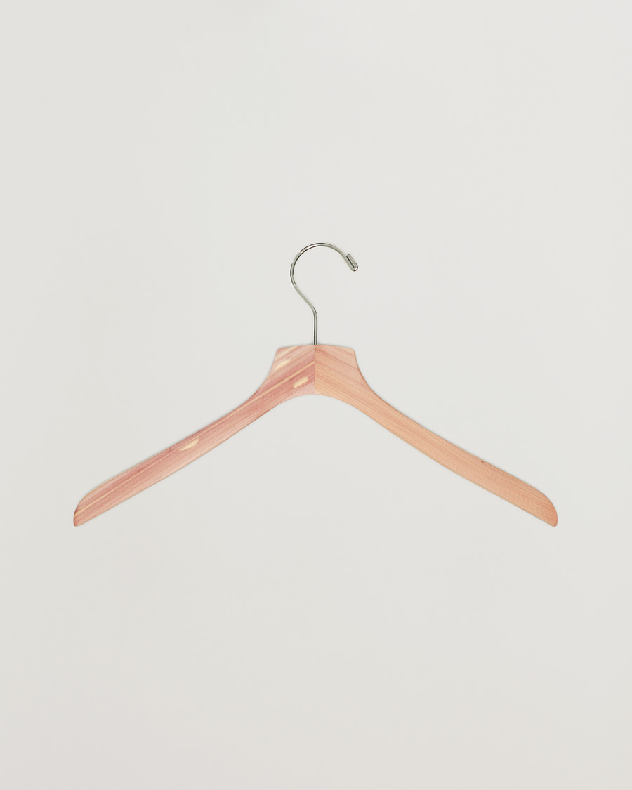 Herr | Care with Carl 2-Pack Cedar Wood Shirt Hanger | Care with Carl | 2-Pack Cedar Wood Shirt Hanger