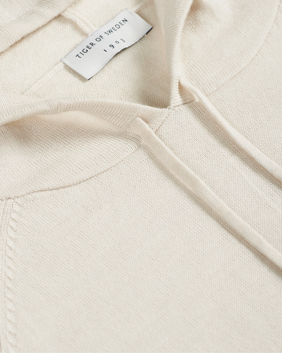 Herr | Tröjor | Tiger of Sweden | Nakkne Knitted Merino Hood Buttercreme