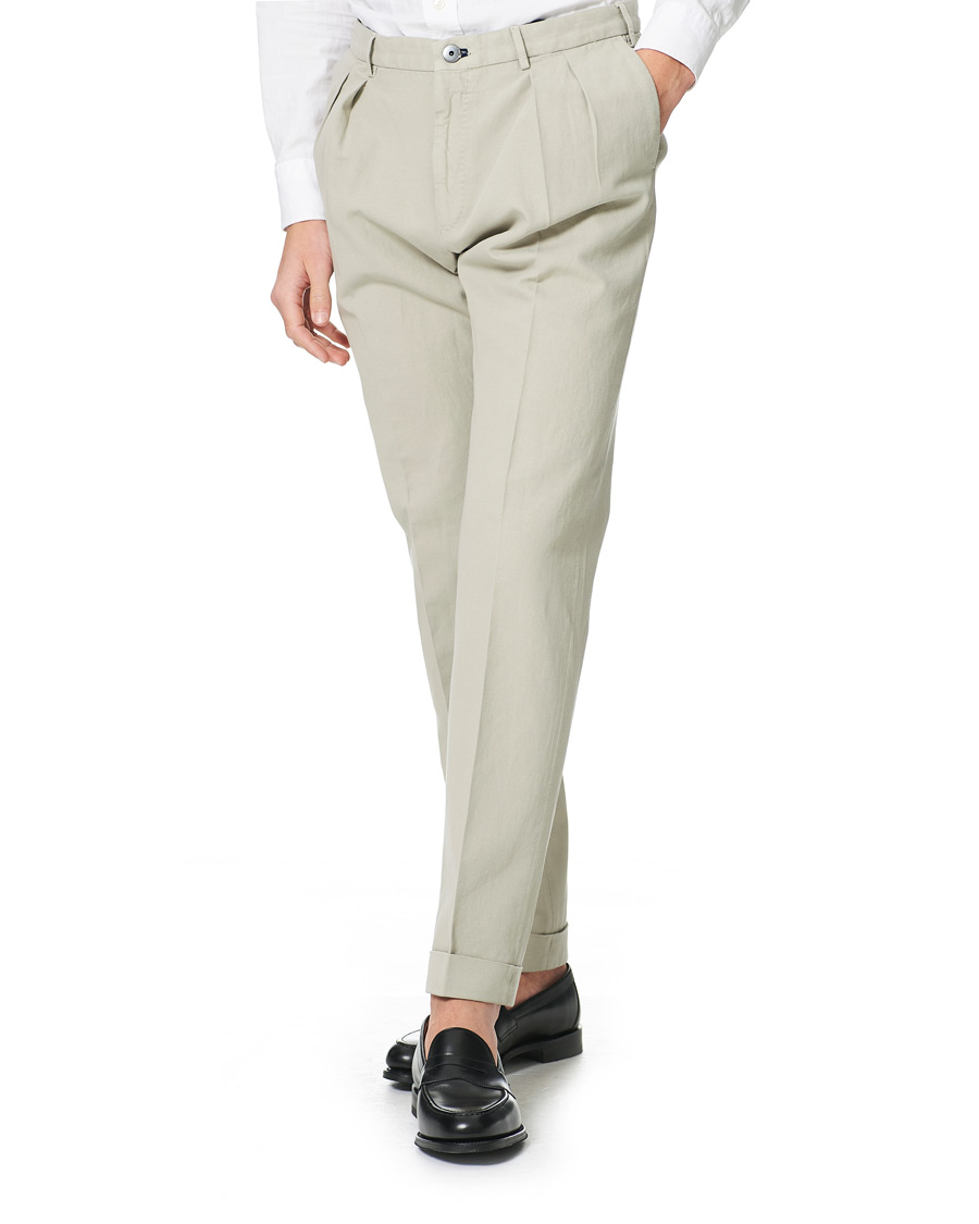 Herr | Byxor | Incotex | Carrot Fit Pleated Trousers Beige