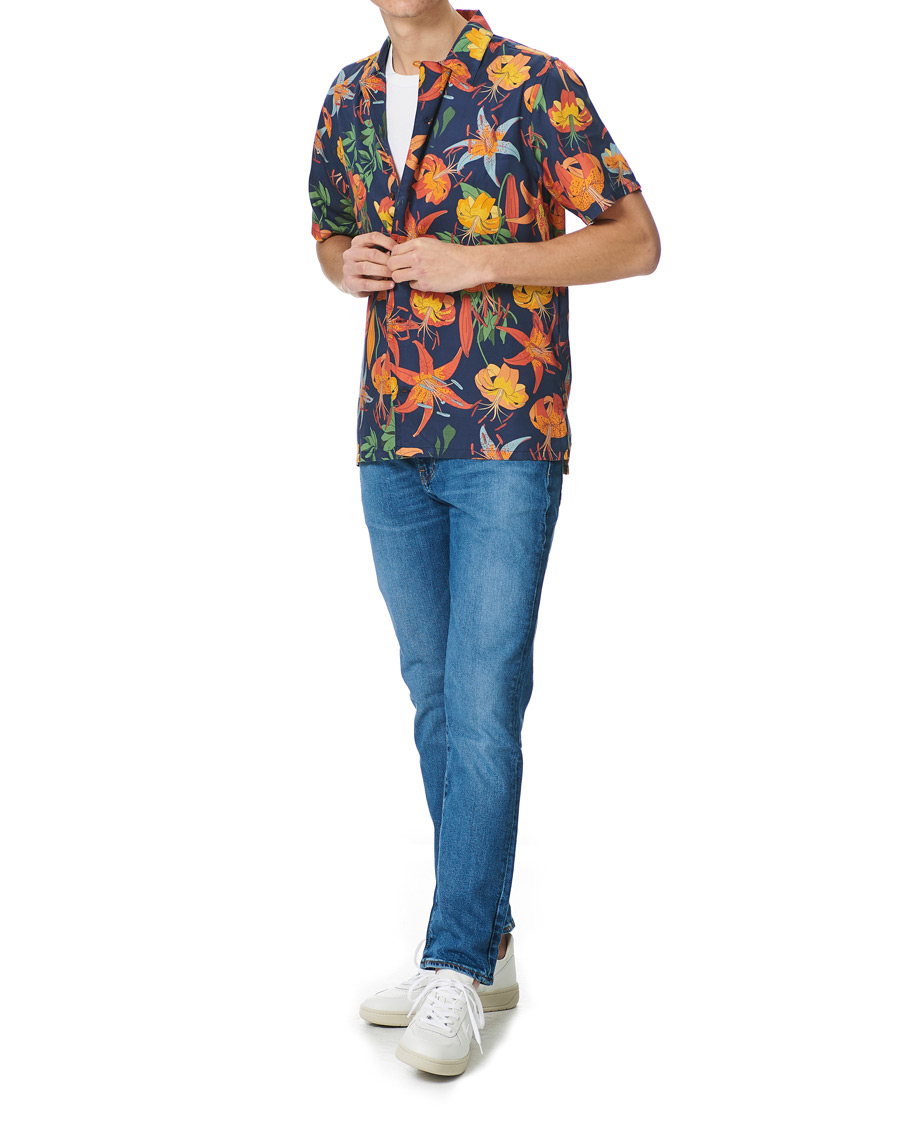 Herr | Skjortor | Nudie Jeans | Arvid Printed Lillies Short Sleeve Shirt Deep Blue