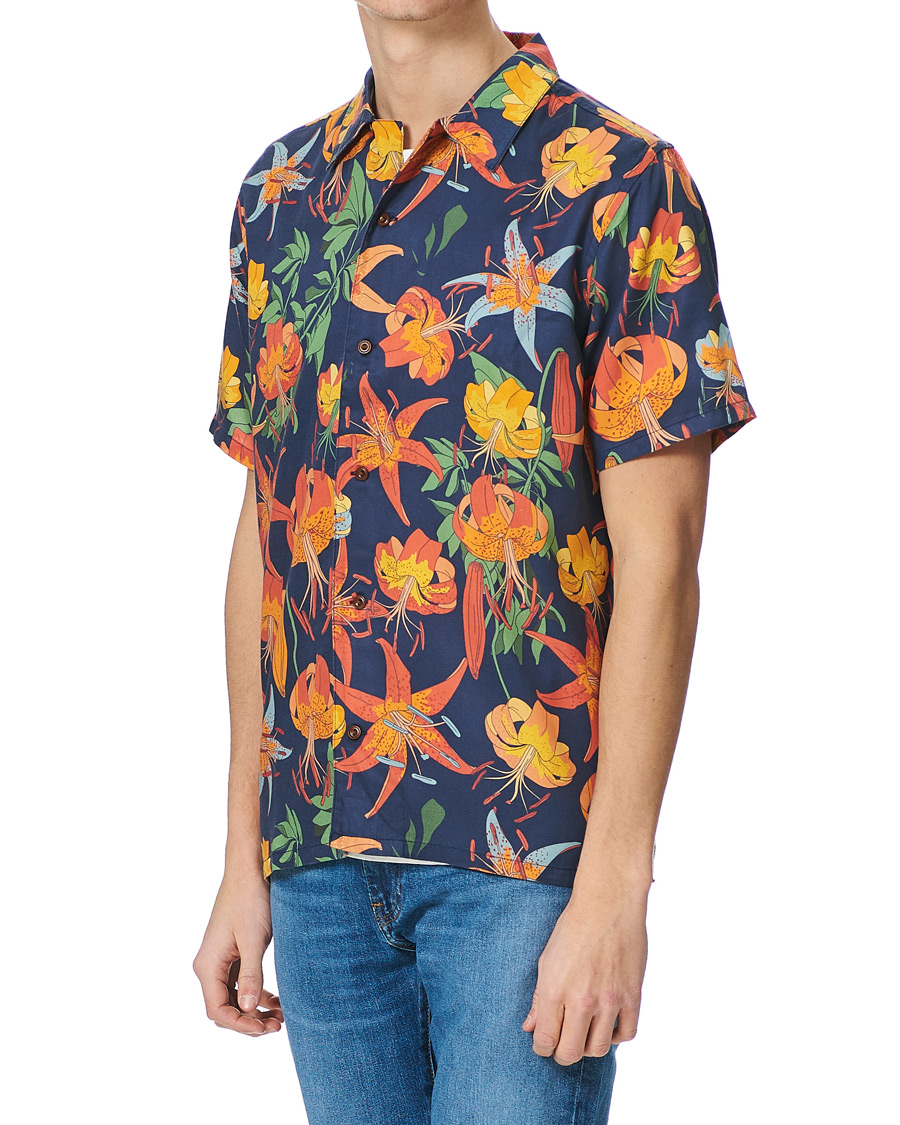 Herr | Skjortor | Nudie Jeans | Arvid Printed Lillies Short Sleeve Shirt Deep Blue