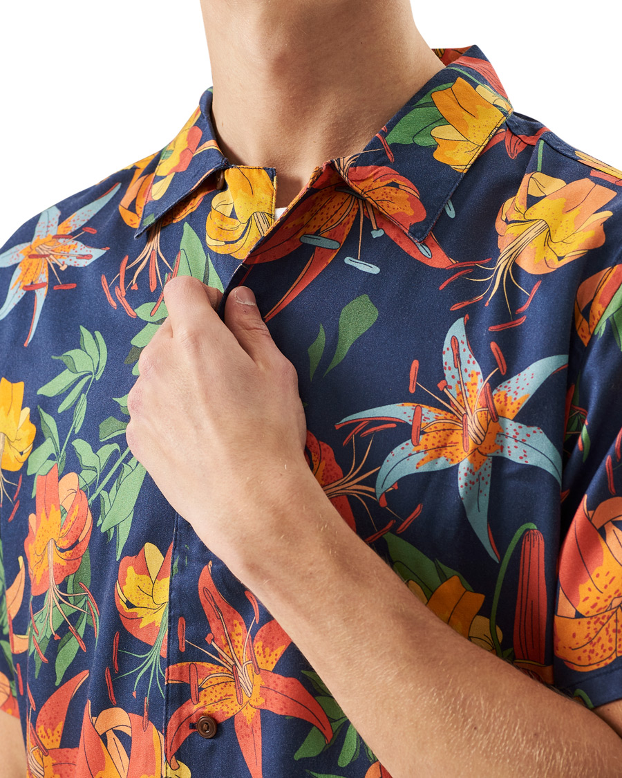 Herr | Skjortor | Nudie Jeans | Arvid Printed Lillies Short Sleeve Shirt Deep Blue
