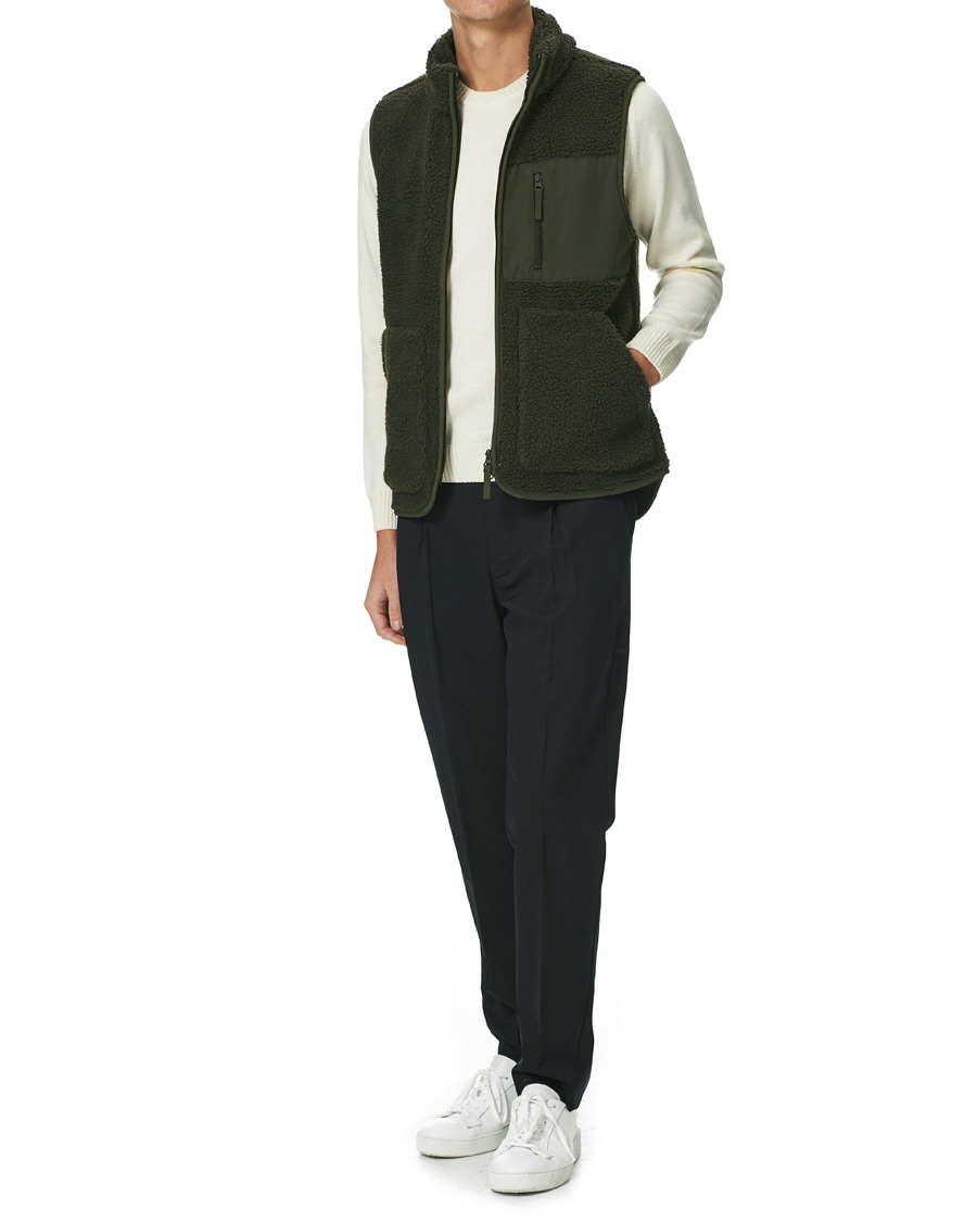 Herr |  | A Day's March | Arvån Recycled Fleece Vest Olive