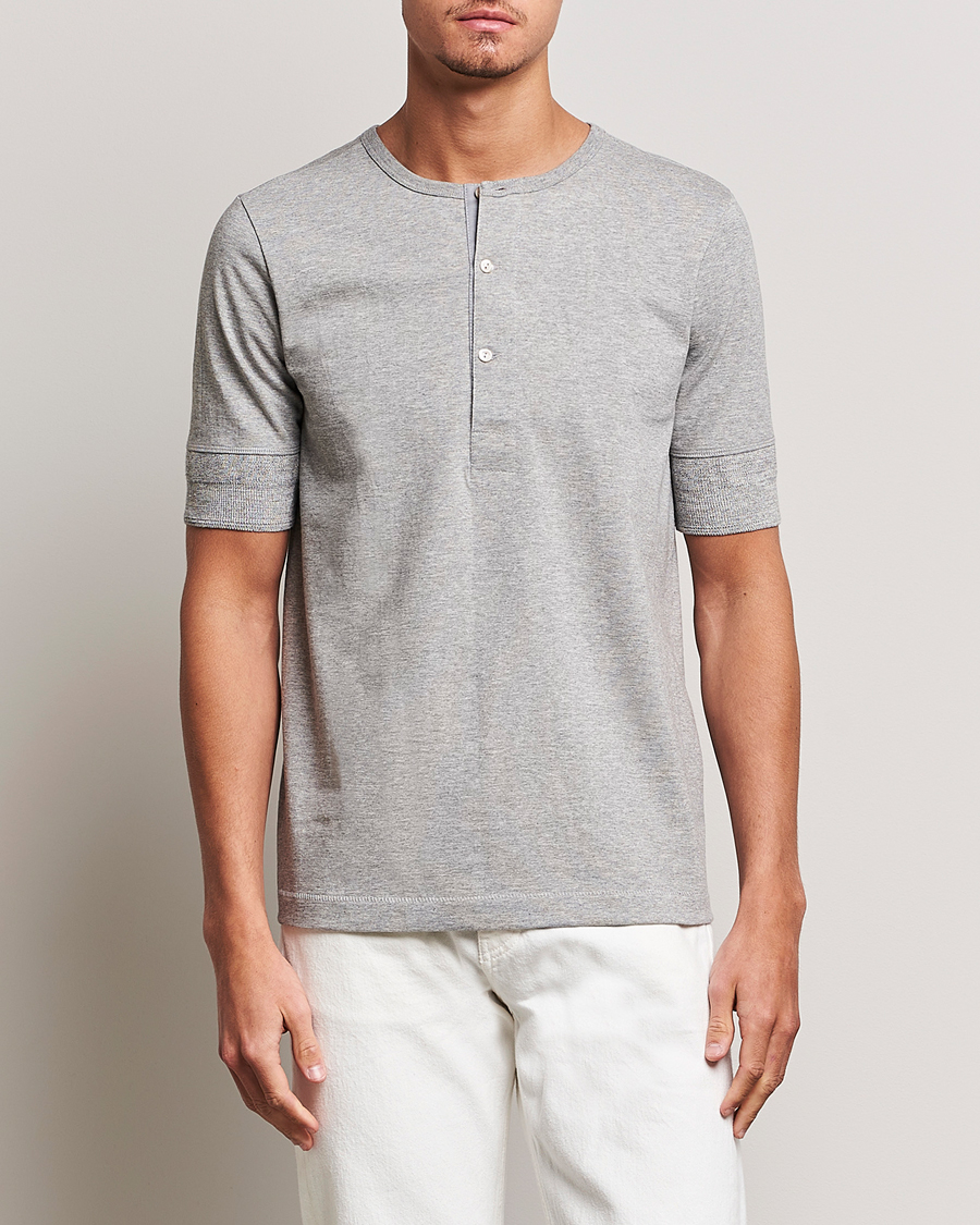 Herr | Avdelningar | Merz b. Schwanen | Short Sleeve Organic Cotton Henley Grey Mel