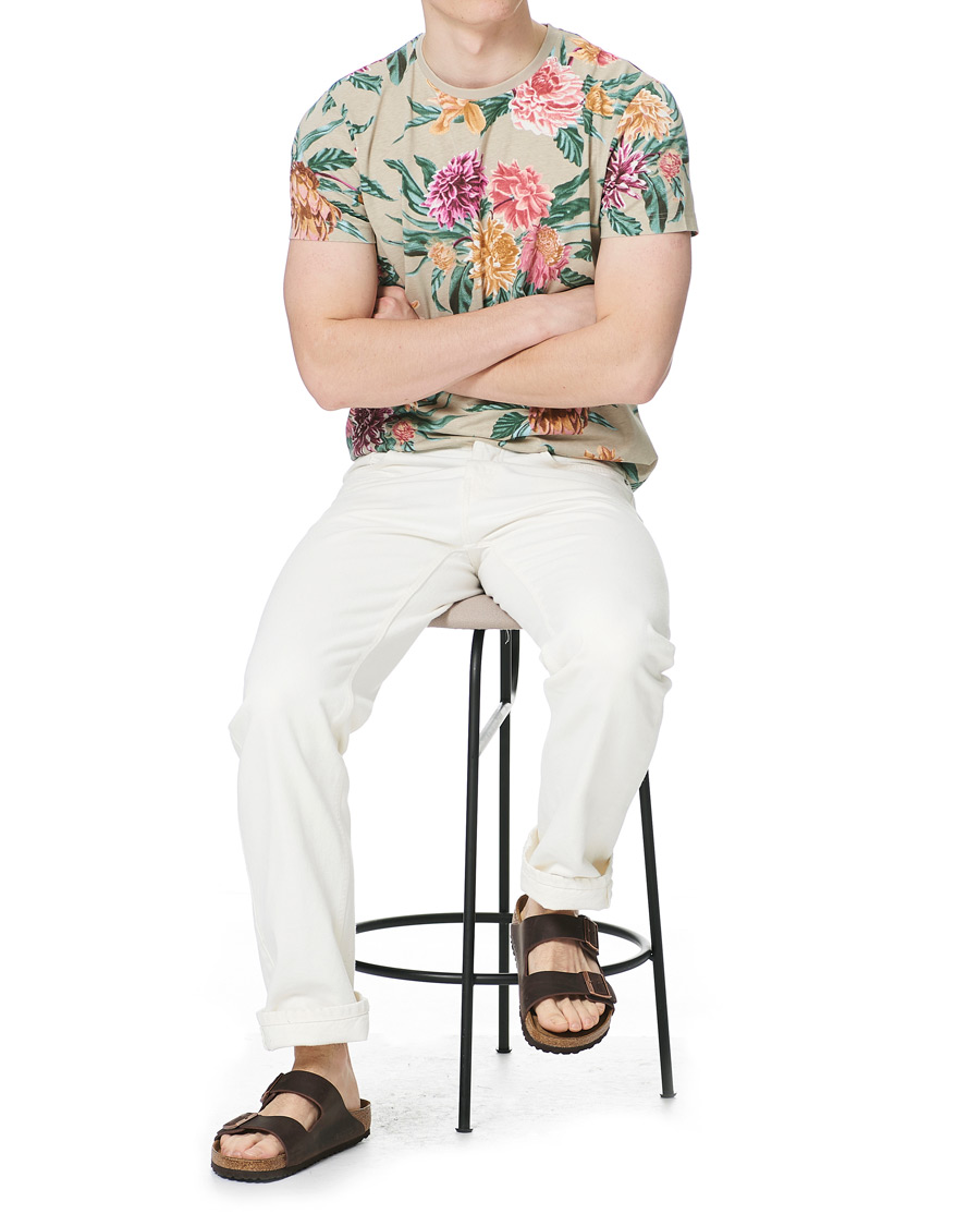 Herr | T-Shirts | GANT | Dalia Printed Flower Tee Plaza Taupe