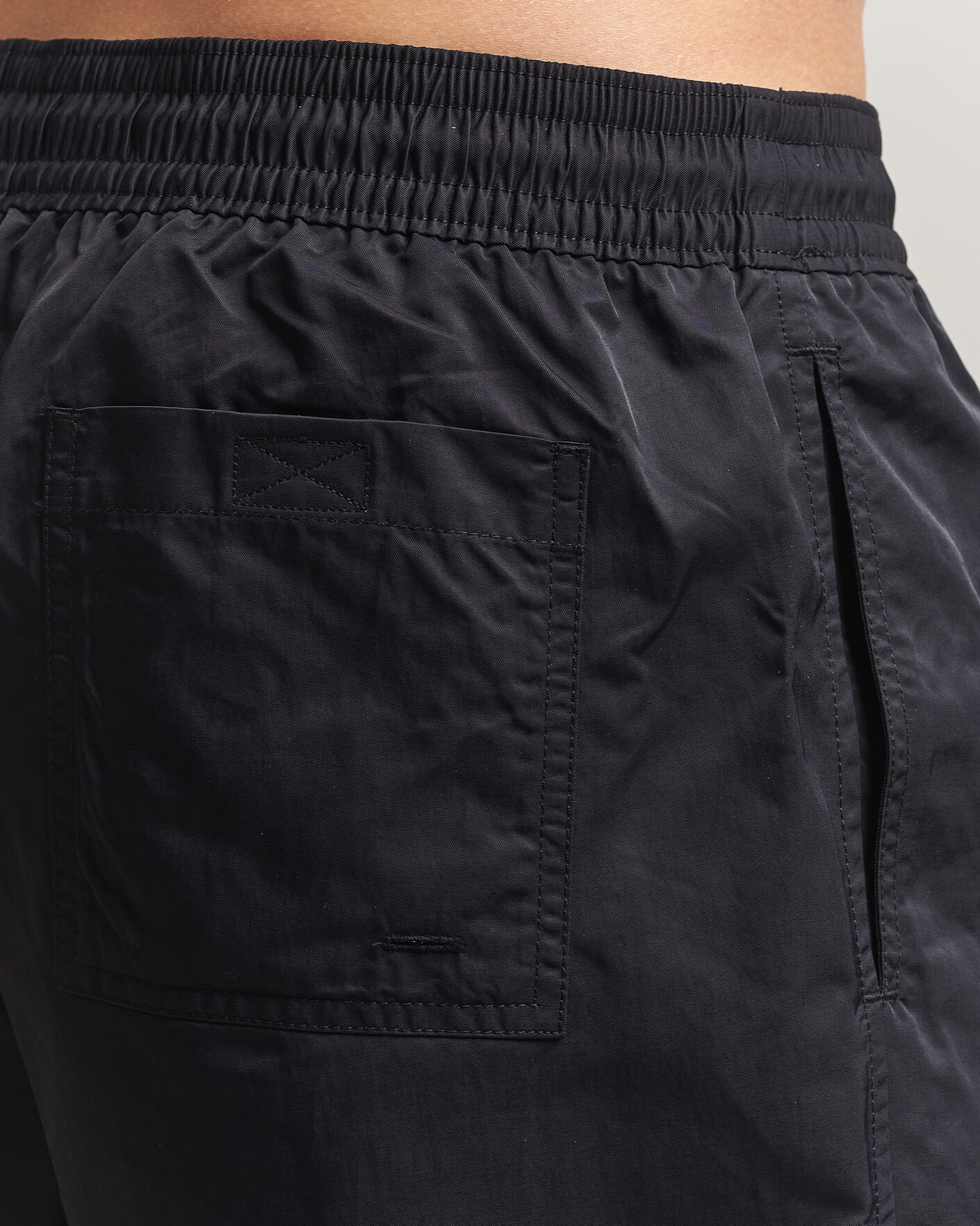 Herr | Badbyxor | Colorful Standard | Classic Organic Swim Shorts Deep Black