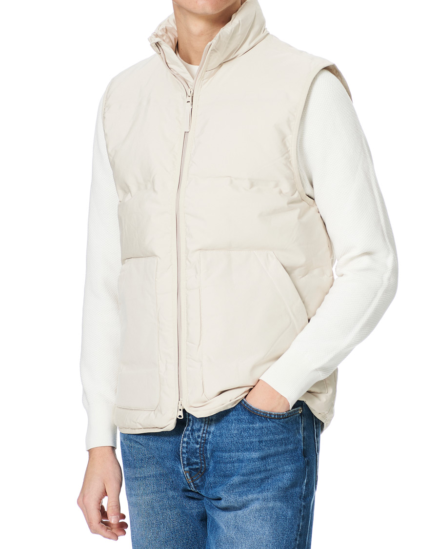 Herr | Contemporary Creators | A Day's March | Makalu Down Vest Sand