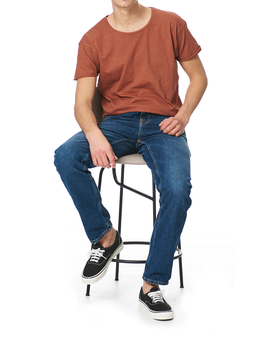Herr | T-Shirts | Nudie Jeans | Roger Slub Crew Neck Tee Terra Red