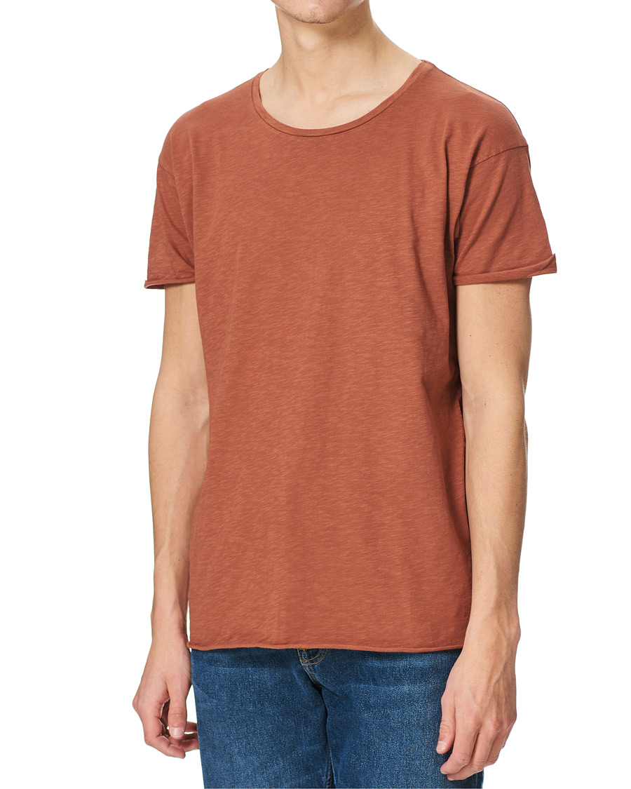 Herr | T-Shirts | Nudie Jeans | Roger Slub Crew Neck Tee Terra Red