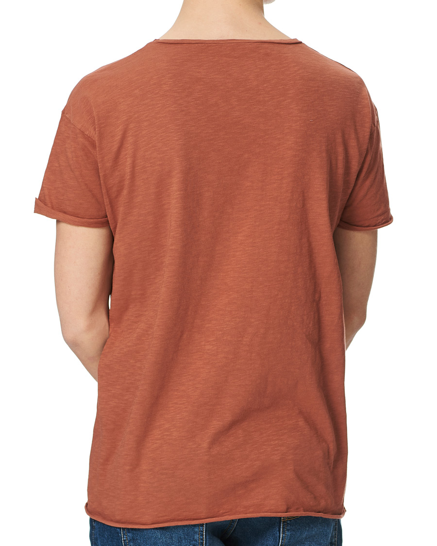Herr | T-Shirts | Nudie Jeans | Roger Slub Crew Neck Tee Terra Red