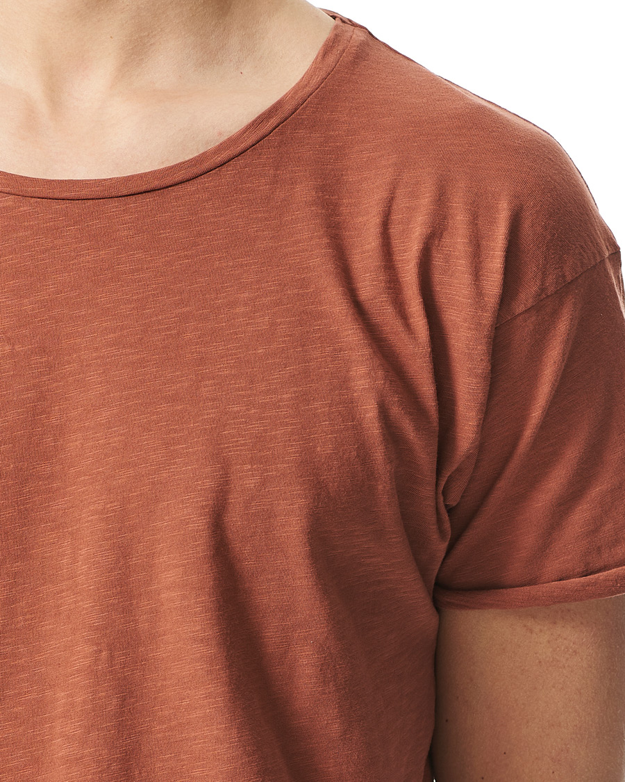 Herr | T-Shirts | Nudie Jeans | Roger Slub Crew Neck Tee Terra Red