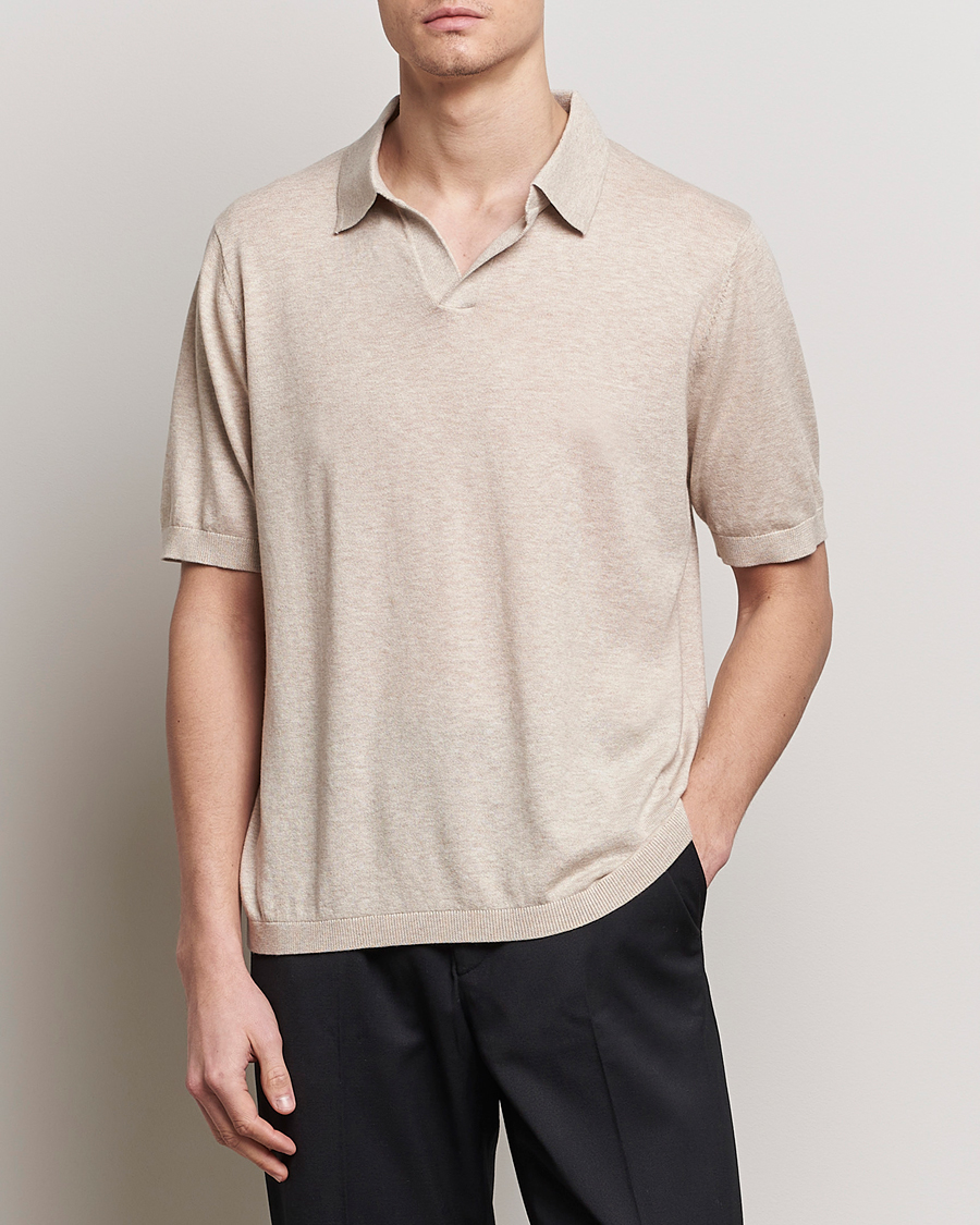 Herr | Contemporary Creators | A Day's March | Ebro Cotton/Merino Open Collar Polo Sand