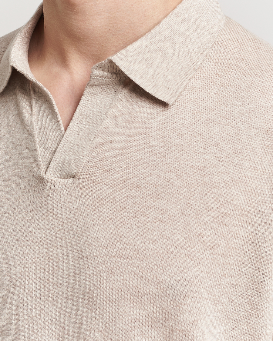 Herr | Pikéer | A Day's March | Ebro Cotton/Merino Open Collar Polo Sand