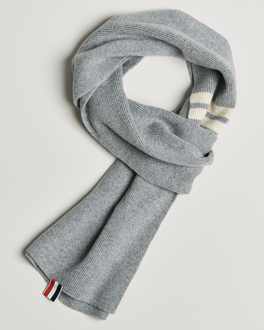 Herr | Thom Browne Full Needle Rib Cashmere Scarf Light Grey | Thom Browne | Full Needle Rib Cashmere Scarf Light Grey