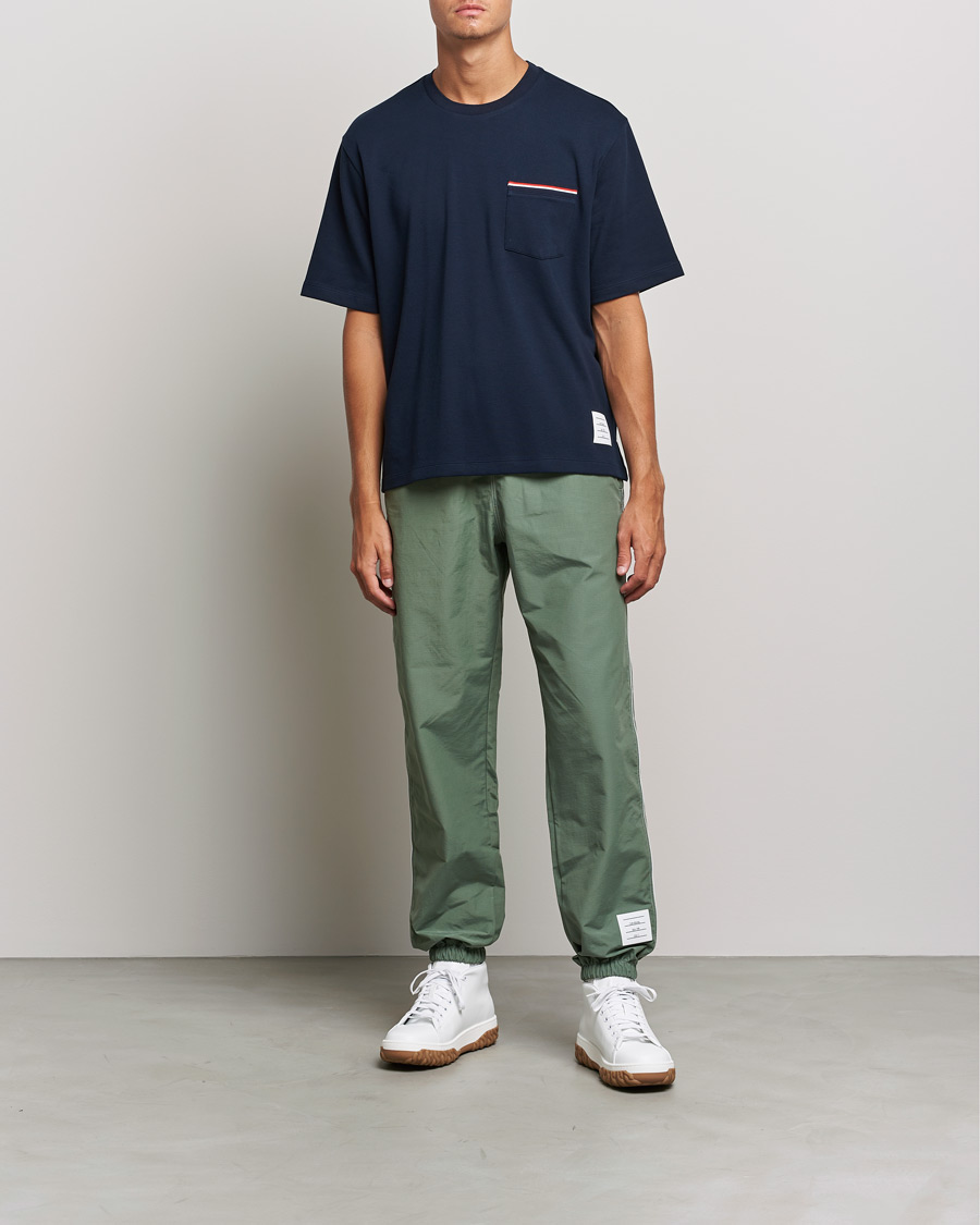 Herr | T-Shirts | Thom Browne | Oversize Pocket Stripe T-Shirt Navy