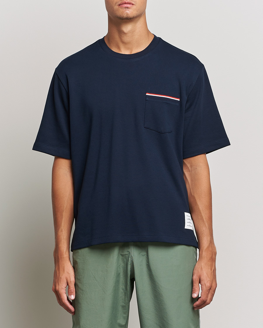 Herr | T-Shirts | Thom Browne | Oversize Pocket Stripe T-Shirt Navy
