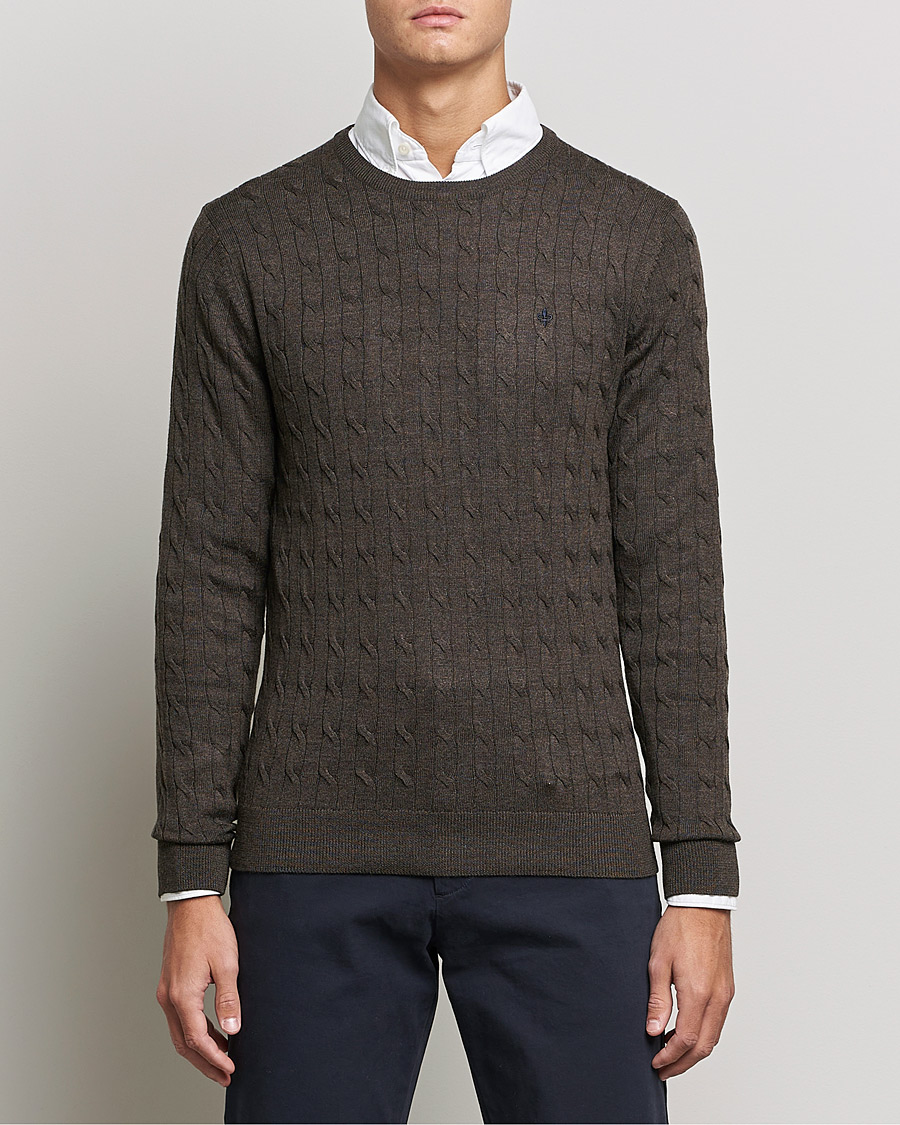 Herr | Pullover rundhals | Morris | Merino Cable Crew Neck Dark Brown