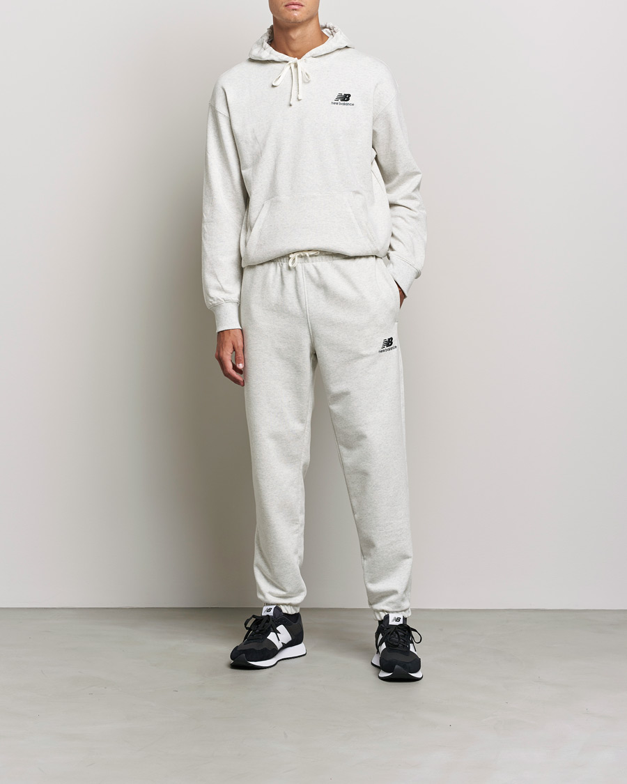 Herr | Byxor | New Balance | Essentials Sweatpants Sea Salt Heather
