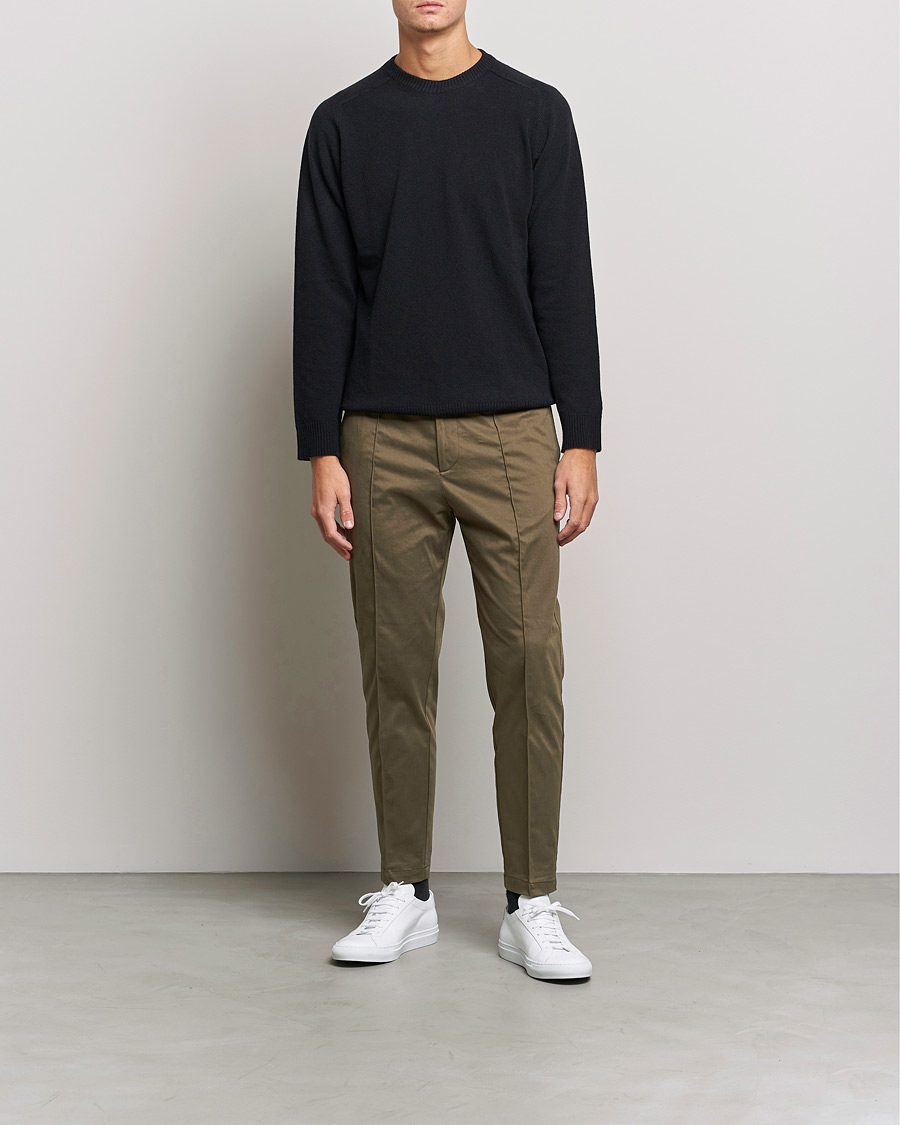 Herr | Byxor | Tiger of Sweden | Sosa Brushed Satin Trouser Olive Extreme