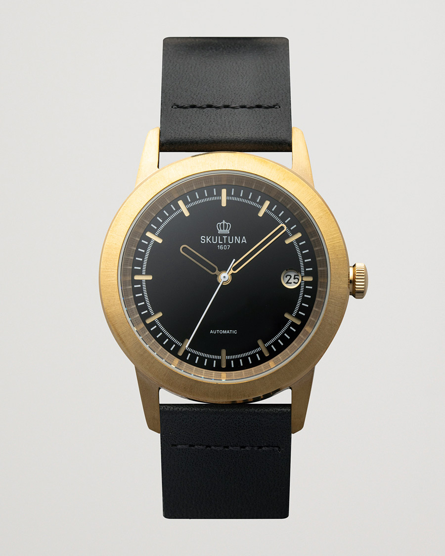 Herr | Fine watches | Skultuna | 37mm Automatic Brass Black Dail