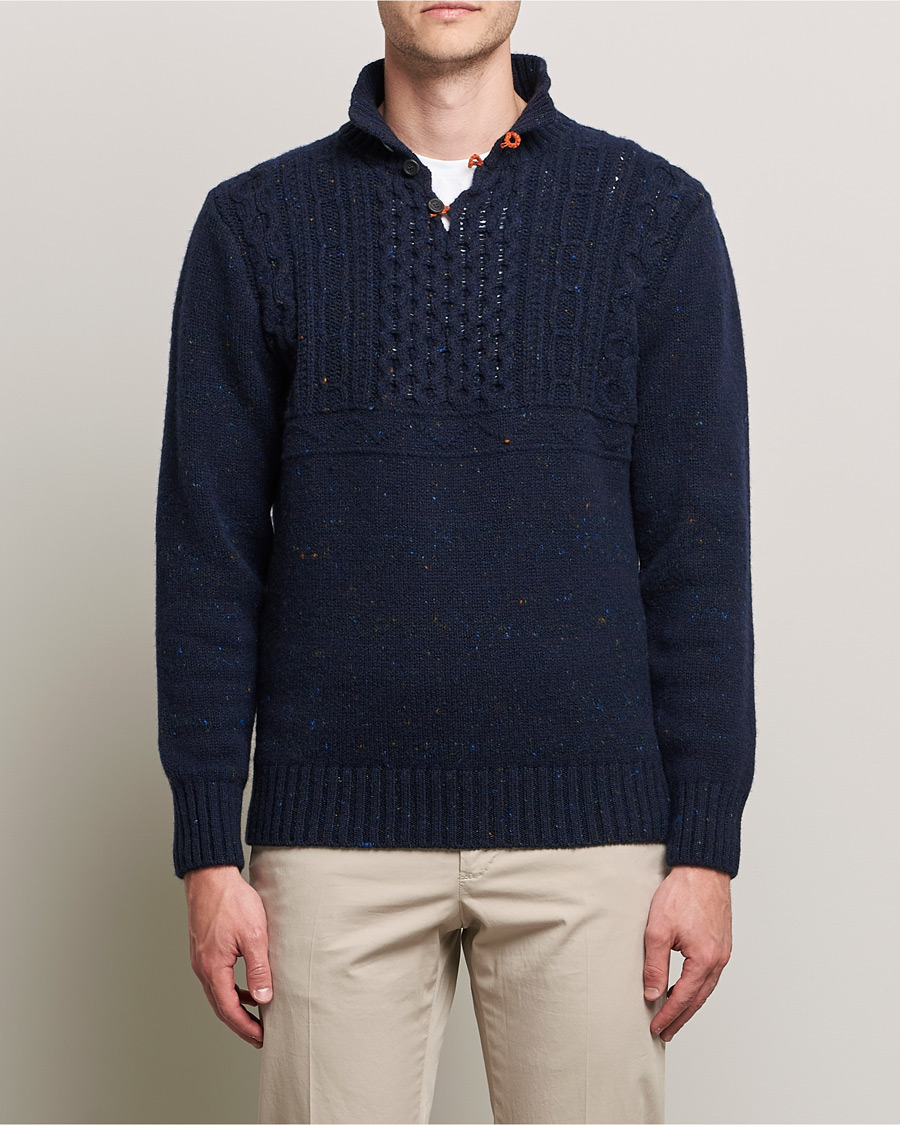 Herr | Tröjor | Inis Meáin | Wool/Cashmere Máirtín Beag Galánta Button Neck Navy