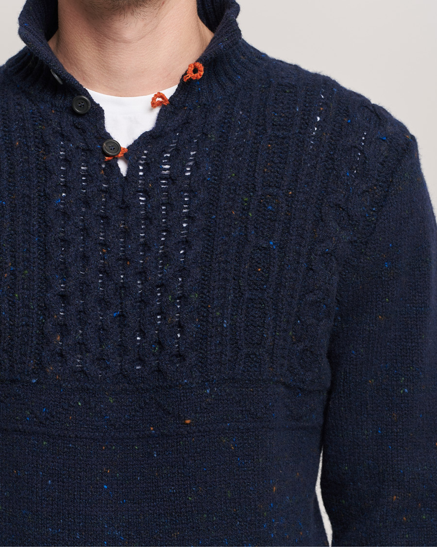 Herr | Tröjor | Inis Meáin | Wool/Cashmere Máirtín Beag Galánta Button Neck Navy