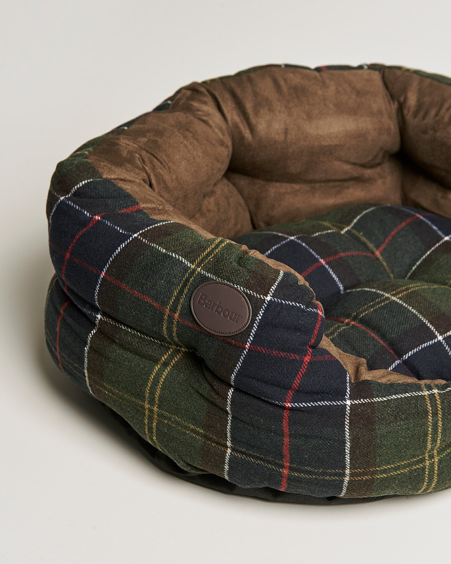Herr | Barbour Lifestyle Luxury Dog Bed 24' Classic Tartan | Barbour Lifestyle | Luxury Dog Bed 24' Classic Tartan