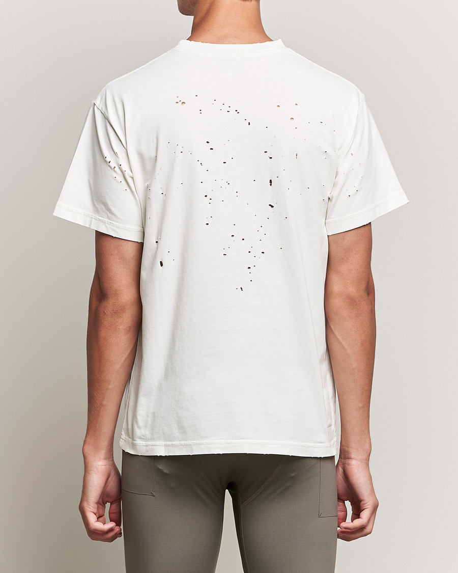 Herr | T-Shirts | Satisfy | MothTech Distressed T-Shirt Off White