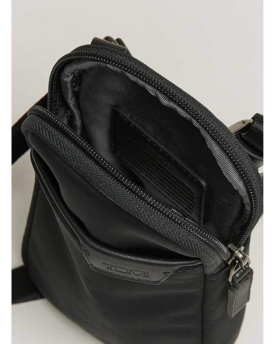 Herr | TUMI Harrison Beech Small Crossbody Pouch Black | TUMI | Harrison Beech Small Crossbody Pouch Black