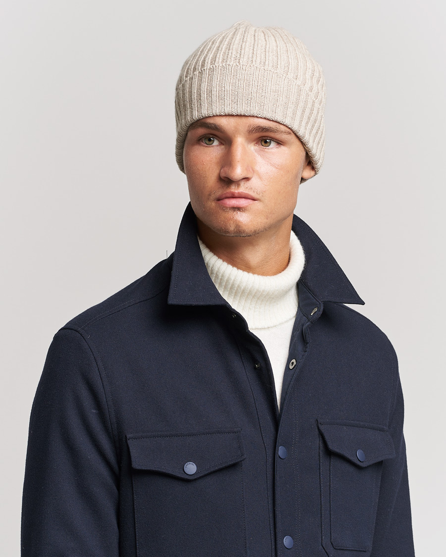 Herr | Piacenza Cashmere Ribbed Cashmere Beanie Light Beige | Piacenza Cashmere | Ribbed Cashmere Beanie Light Beige