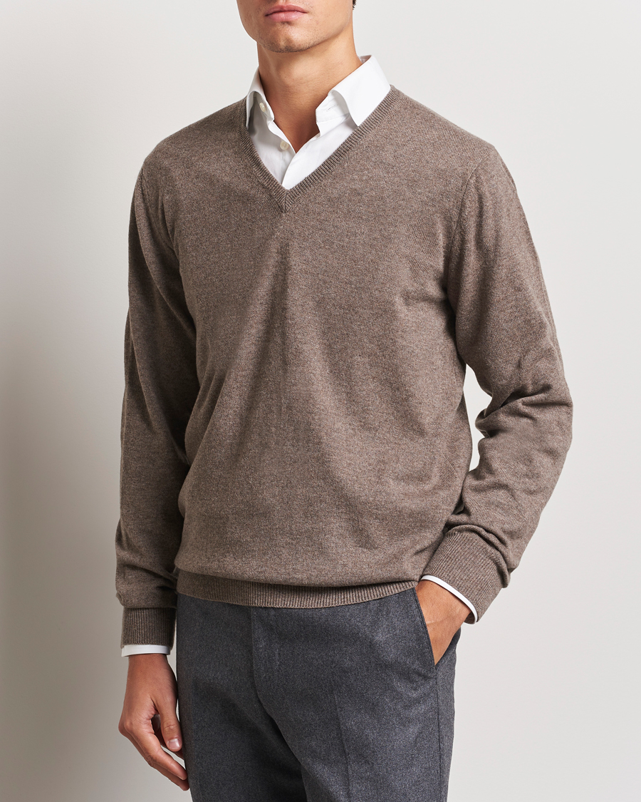 Herr | Italian Department | Piacenza Cashmere | Cashmere V Neck Sweater Brown