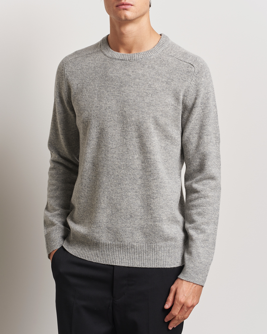 Herr | Stickade tröjor | A Day's March | Brodick Lambswool Sweater Grey Melange