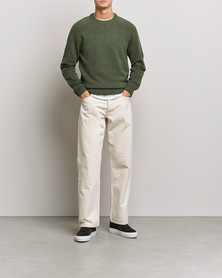 Herr | Tröjor | A Day's March | Brodick Lambswool Sweater Olive