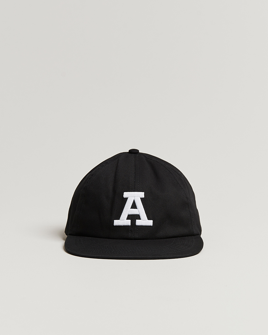 Herr | Axel Arigato Varsity A Flat Cap Black | Axel Arigato | Varsity A Flat Cap Black